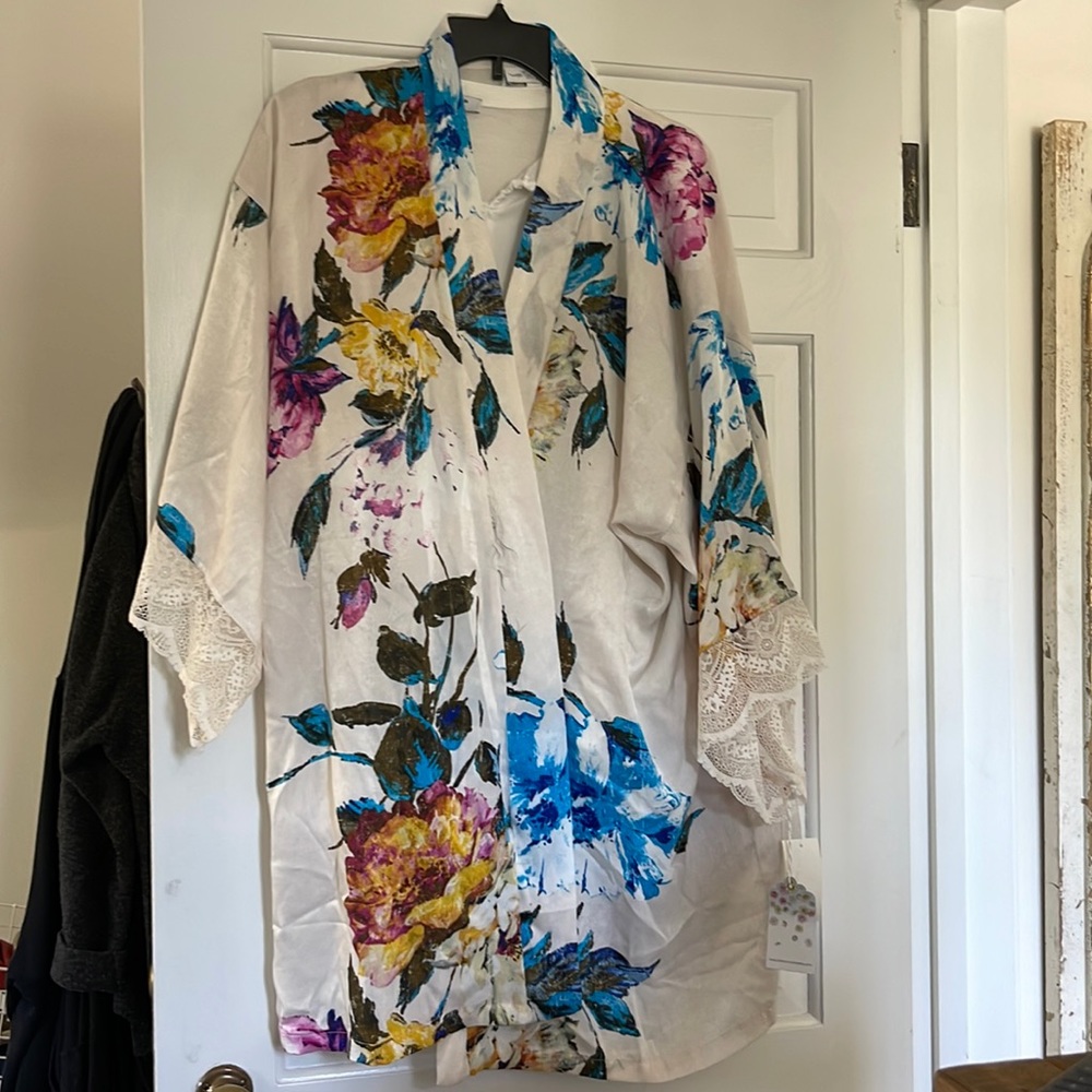 Beautiful Jonquil new short robe. Lace trimmed wide sleeves.